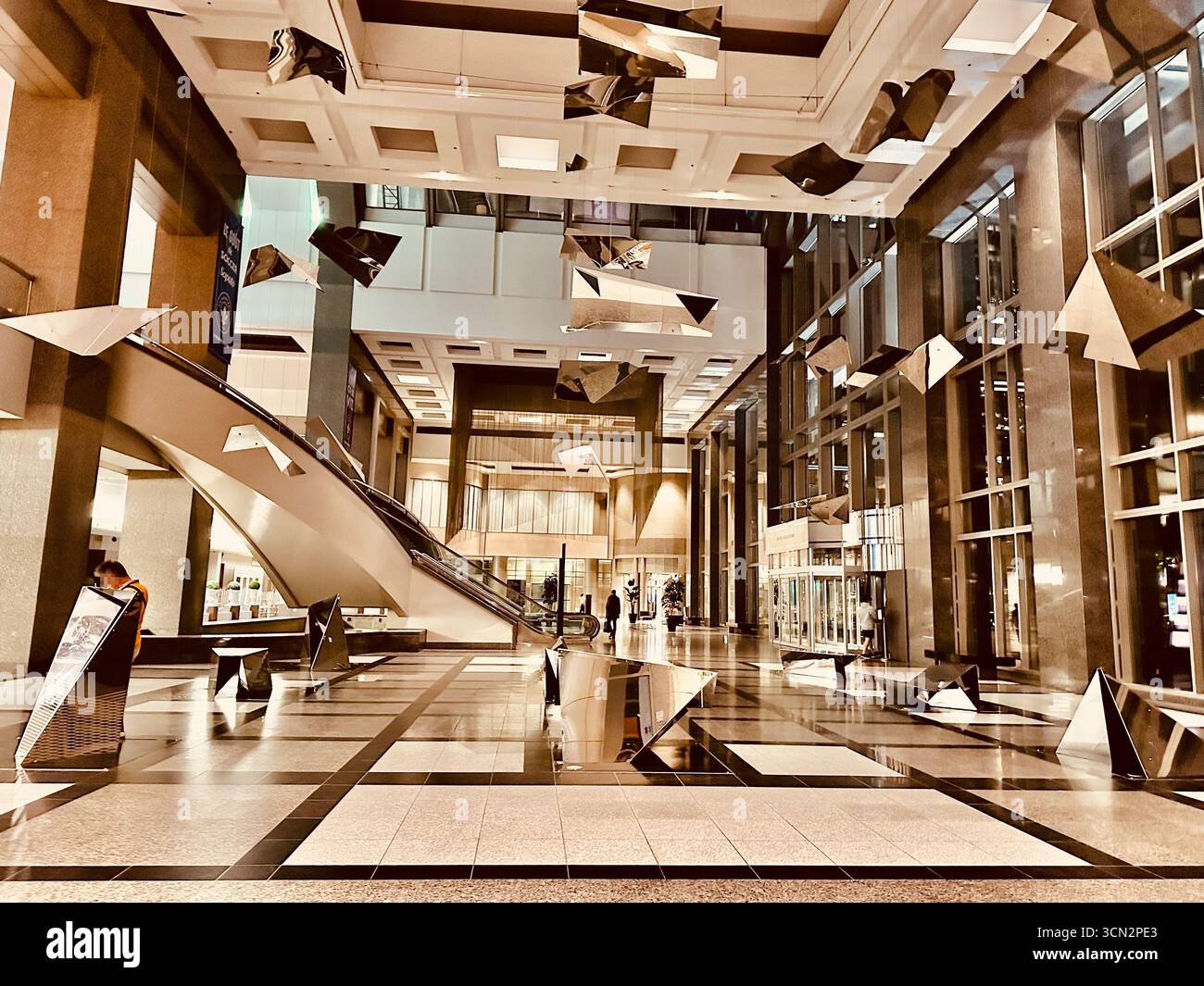 Vue intérieure du hall d'un bâtiment commercial contemporain à plusieurs étages à Montréal, présentant un design architectural moderne Banque D'Images