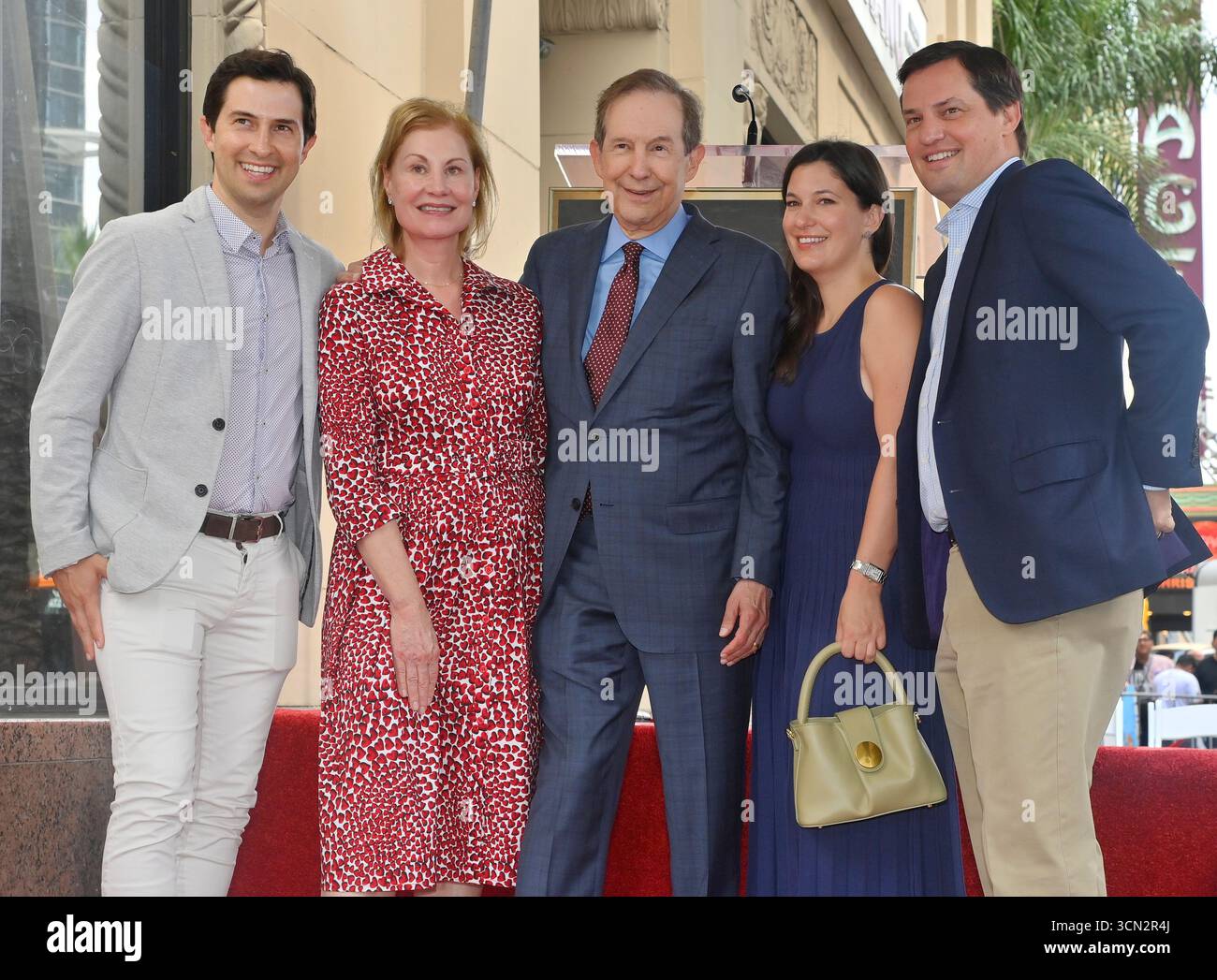 Los Angeles, États-Unis. 18 septembre 2025. Le journaliste AMÉRICAIN Chris Wallace (C) est rejoint par son épouse Lorraine Martin Sbirds (2e-l) et leur fils Andrew Wallace, leur fille Catherine Wallace et leur fils Peter Farrell Wallace (G-d) lors d'une cérémonie de dévoilement lui honorant avec la 2 820e étoile sur le Hollywood Walk of Fame à Los Angeles le jeudi 18 septembre 2025. Photo de Jim Ruymen/UPI crédit : UPI/Alamy Live News Banque D'Images