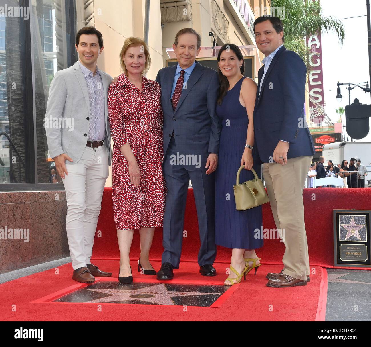Los Angeles, États-Unis. 18 septembre 2025. Le journaliste AMÉRICAIN Chris Wallace (C) est rejoint par son épouse Lorraine Martin Sbirds (2e-l) et leur fils Andrew Wallace, leur fille Catherine Wallace et leur fils Peter Farrell Wallace (G-d) lors d'une cérémonie de dévoilement lui honorant avec la 2 820e étoile sur le Hollywood Walk of Fame à Los Angeles le jeudi 18 septembre 2025. Photo de Jim Ruymen/UPI crédit : UPI/Alamy Live News Banque D'Images