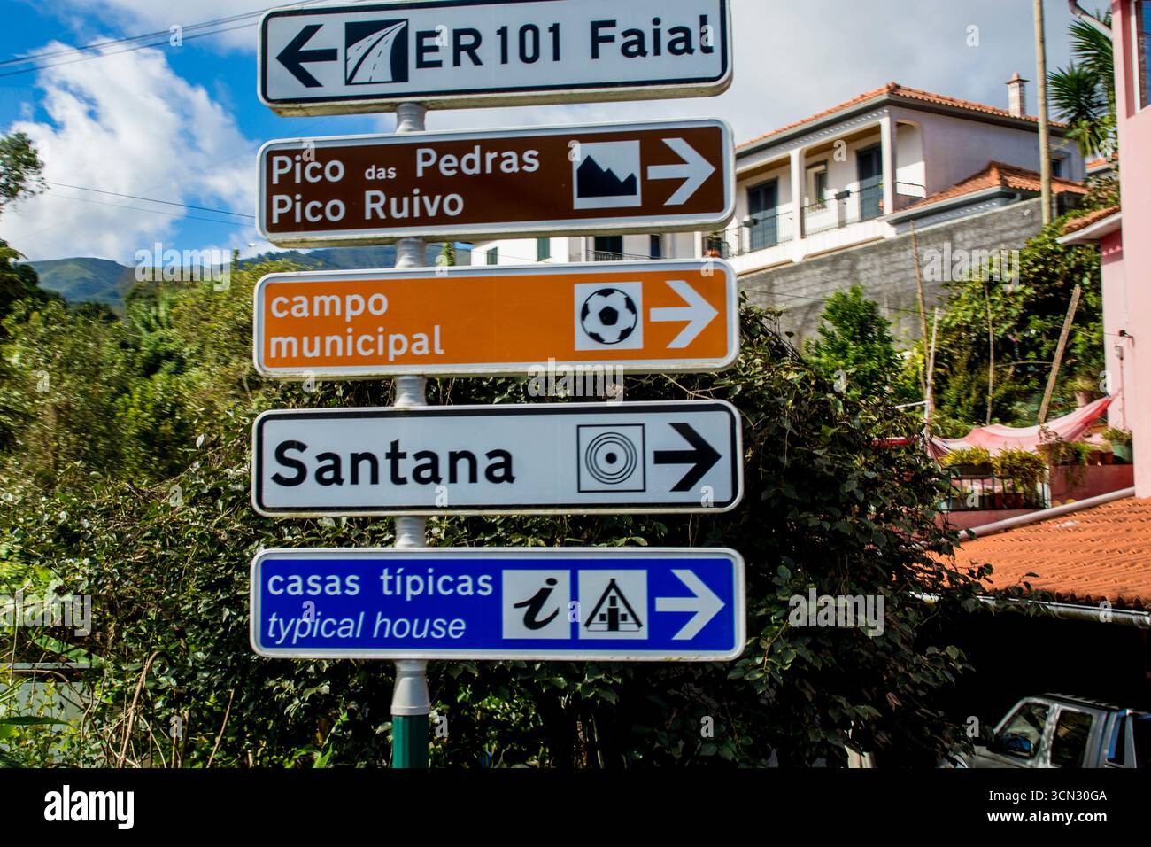 Panneaux routiers autour de Santana et Faial, Santana, Medeira, Portugal. Banque D'Images