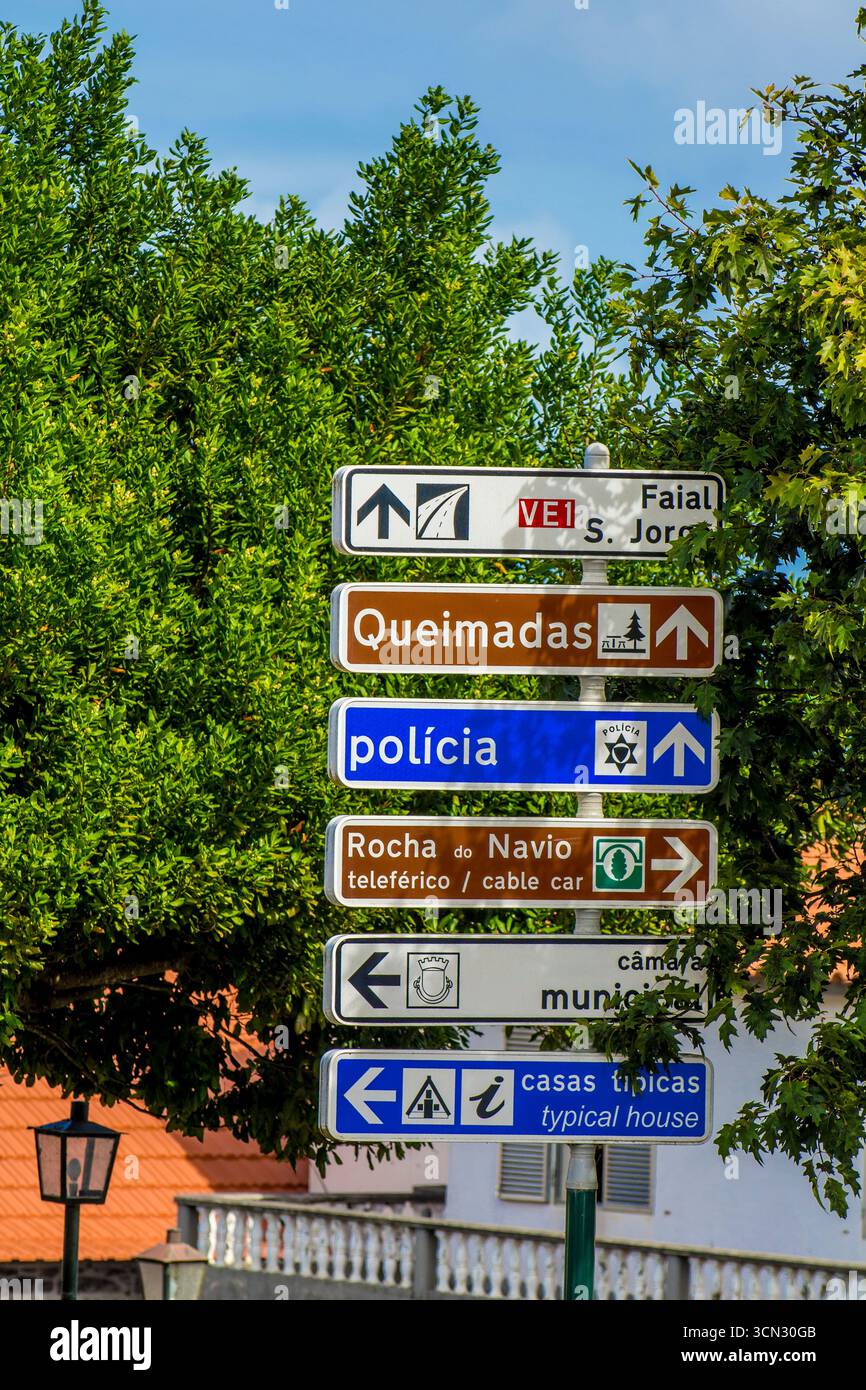 Panneaux routiers autour de Santana et Faial, Santana, Medeira, Portugal. Banque D'Images