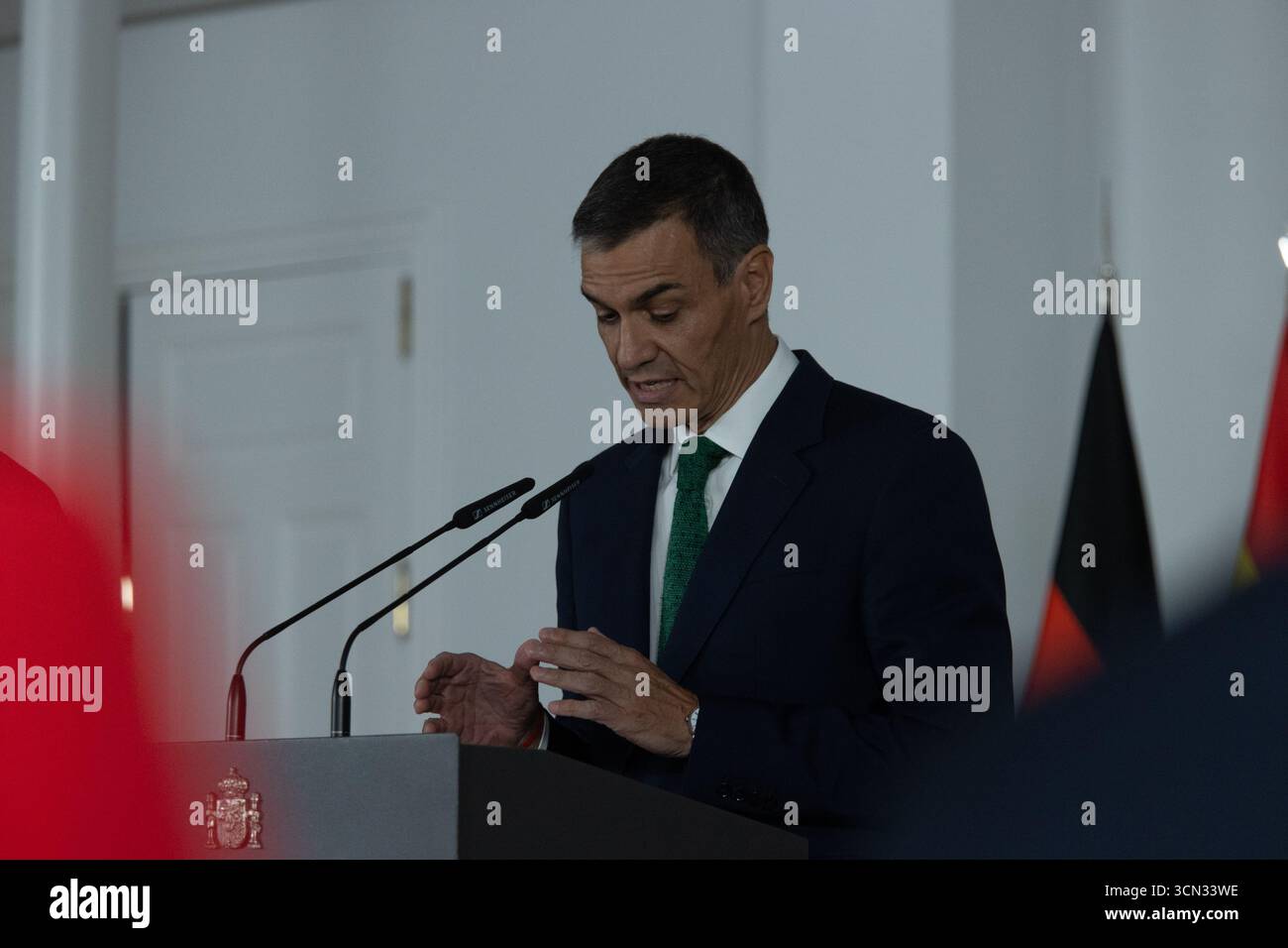 Madrid, Espagne. 18 septembre 2025. Le Président du Gouvernement du Royaume d'Espagne, Pedro Sánchez, intervient lors d'une visite officielle du chancelier de la République fédérale d'Allemagne, Friedrich Merz, au Palais Moncloa. Crédit : D. Canales Carvajal/Alamy Live News Banque D'Images