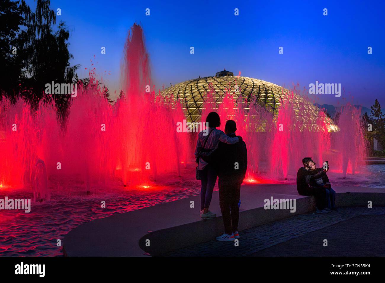 Couples appréciant la fontaine Dancing Waters, Queen Elizabeth Park, Vancouver Colombie-Britannique, Canada Banque D'Images