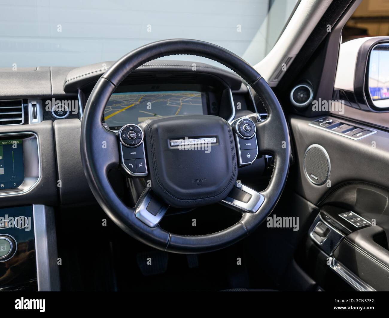 Derby, Royaume-Uni - 19 septembre 2025 : volant Range Rover arborant le logo emblématique Range Rover et boutons multifonctions intégrés Banque D'Images