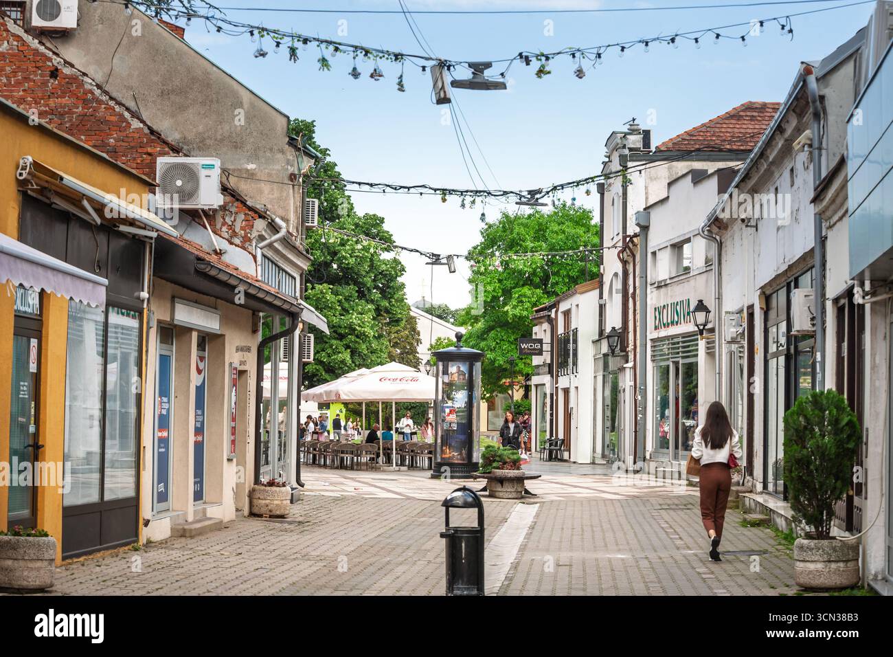 VALJEVO, SERBIE - 10 MAI 2025 : rue piétonne Kneza Milosa à Valjevo, Serbie, montrant des boutiques et des places en plein air menant à une petite place wh Banque D'Images