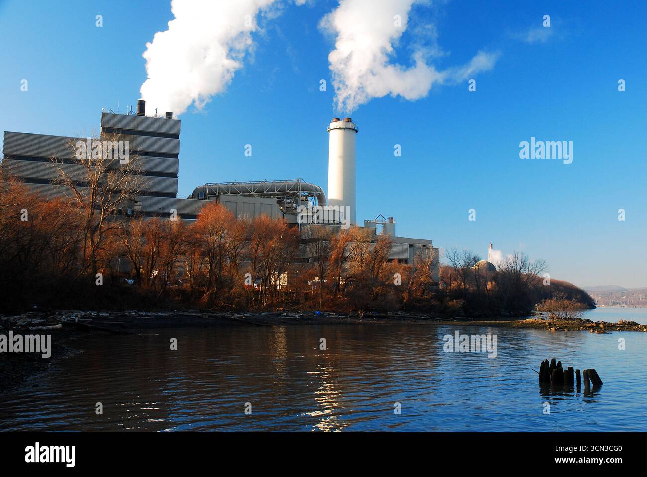 De la vapeur et de la fumée s'échappent de la controversée centrale nucléaire Indian Head sur le fleuve Hudson à New York Banque D'Images