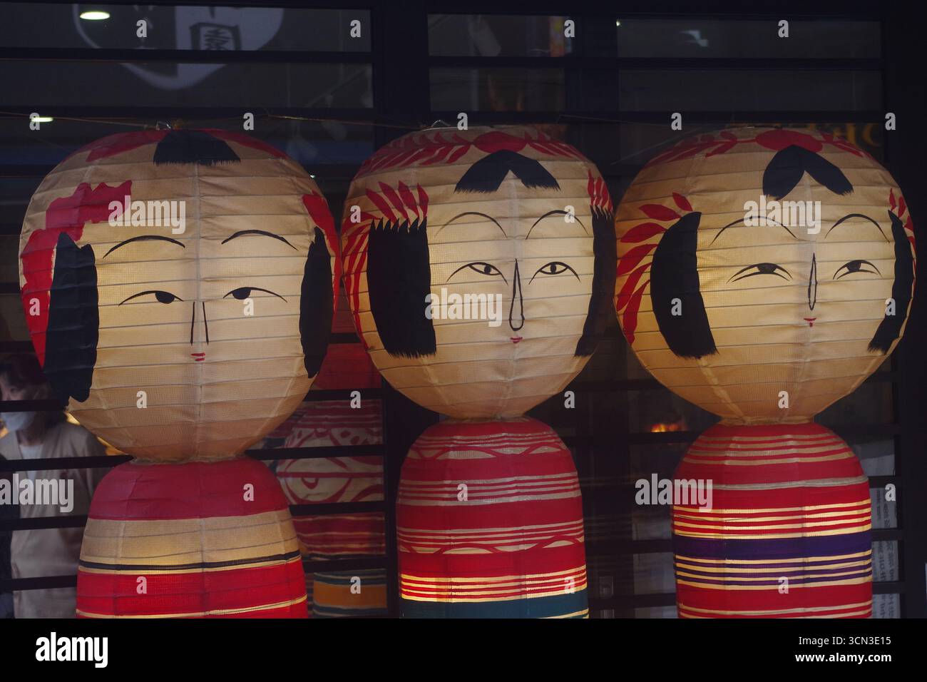 Poupées Kokeshi en papier exposées à Tokyo, au Japon Banque D'Images