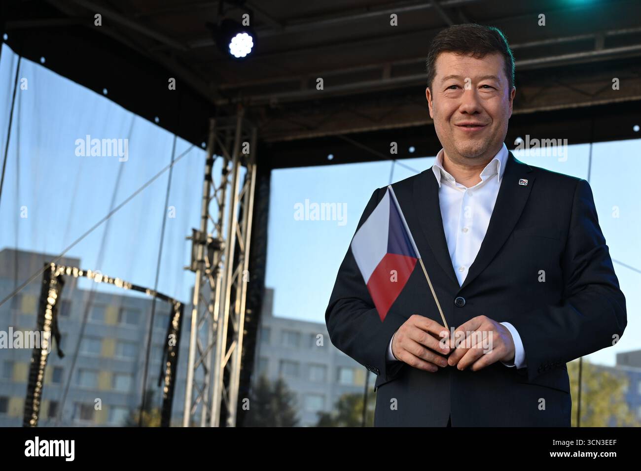 Prague, République tchèque. 18 septembre 2025. Tomio Okamura, leader du parti d'extrême droite liberté et démocratie directe (SPD), Svoboda a prima demokracie en tchèque, a été vu avec un drapeau tchèque lors du rassemblement de campagne du parti à Prague. Les élections législatives auront lieu les 3 et 4 octobre 2025. Crédit : SOPA images Limited/Alamy Live News Banque D'Images