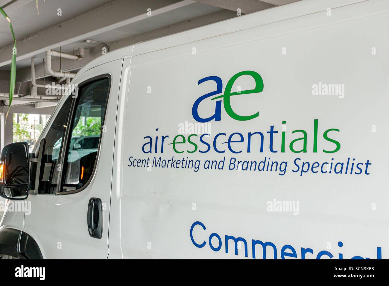 South Miami Floride, véhicule de société de fourgonnette de service commercial, logo Air Esscentials marque, marketing de parfum et texte de spécialiste de marque, fourgonnette de travail blanc p Banque D'Images