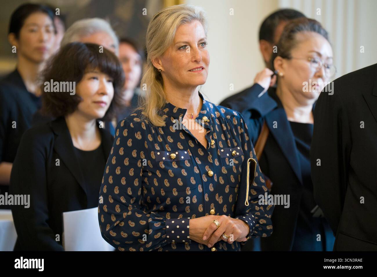 La duchesse d'Édimbourg lors de la réception de l'Initiative MUSUBI à la résidence de l'Ambassadeur à Tokyo, le premier jour de leur visite au Japon. La nouvelle initiative MUSUBI (« MUSUBI » signifie « connexion » en japonais) vise à établir des relations entre les personnes et les entreprises au Royaume-Uni et au Japon. Date de la photo : vendredi 19 septembre 2025. Banque D'Images