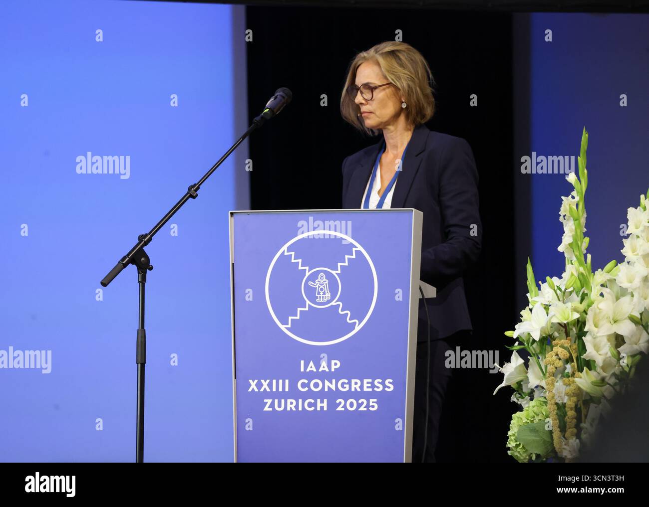 Zurich, Californie, États-Unis. 26 août 2025. Susanne Eggenberger-Jung, directrice des archives familiales Jung et arrière-petite-fille du psychologue Carl Gustav Jung, intervient lors du 23e Congrès de l'IAAP à Zurich, qui a célébré à la fois le 150e anniversaire de la naissance de C.G. Jung et le 70e anniversaire de l'Association internationale de psychologie analytique. Susanne et ses frères et sœurs ont présenté leurs recherches prouvant que leur arrière-grand-mère Emma Jung a eu une influence sur le développement de la psychologie analytique en elle-même et pas seulement la femme de leur ancêtre éminent. Banque D'Images