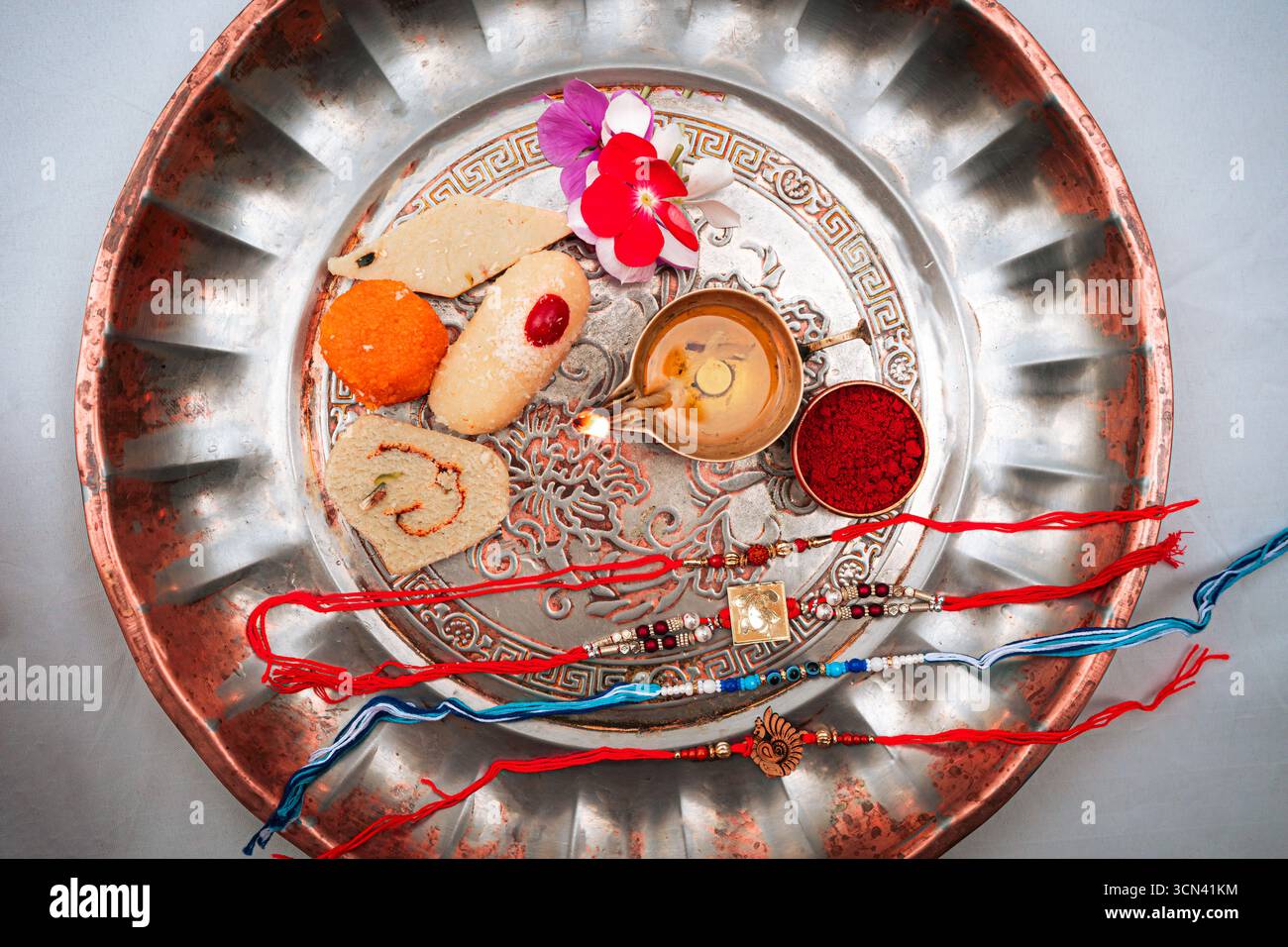 Joyeuse célébration de Raksha Bandhan avec frère et sœur échangeant rakhi, bonbons et cadeaux Banque D'Images Joyeuse célébration de Raksha Bandhan avec frère et sœur échangeant rakhi, bonbons et cadeaux Banque D'Images