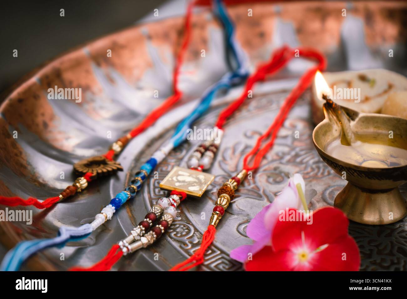 Joyeuse célébration de Raksha Bandhan avec frère et sœur échangeant rakhi, bonbons et cadeaux Banque D'Images Joyeuse célébration de Raksha Bandhan avec frère et sœur échangeant rakhi, bonbons et cadeaux Banque D'Images