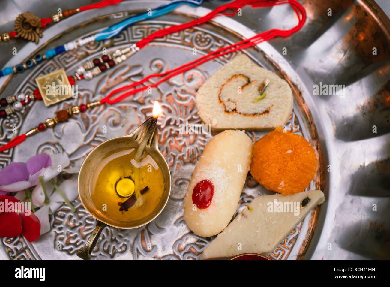 Joyeuse célébration de Raksha Bandhan avec frère et sœur échangeant rakhi, bonbons et cadeaux Banque D'Images Joyeuse célébration de Raksha Bandhan avec frère et sœur échangeant rakhi, bonbons et cadeaux Banque D'Images