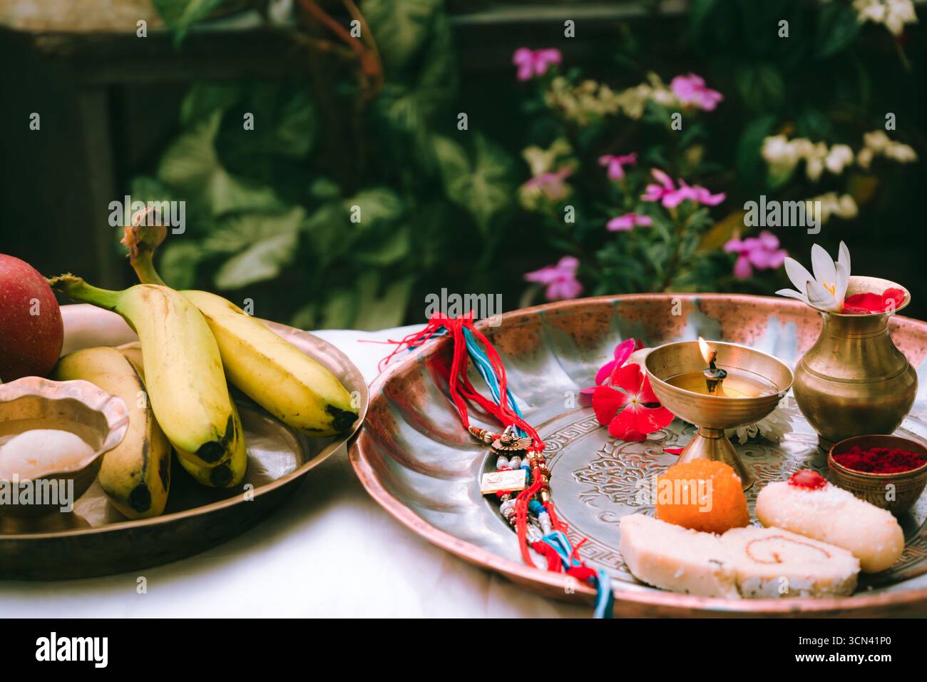 Joyeuse célébration de Raksha Bandhan avec frère et sœur échangeant rakhi, bonbons et cadeaux Banque D'Images Joyeuse célébration de Raksha Bandhan avec frère et sœur échangeant rakhi, bonbons et cadeaux Banque D'Images