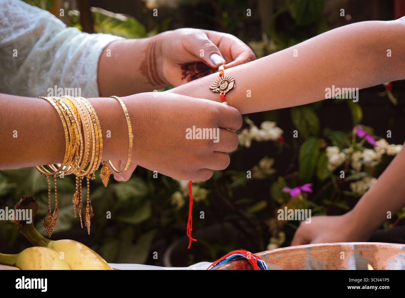 Joyeuse célébration de Raksha Bandhan avec frère et sœur échangeant rakhi, bonbons et cadeaux Banque D'Images Joyeuse célébration de Raksha Bandhan avec frère et sœur échangeant rakhi, bonbons et cadeaux Banque D'Images
