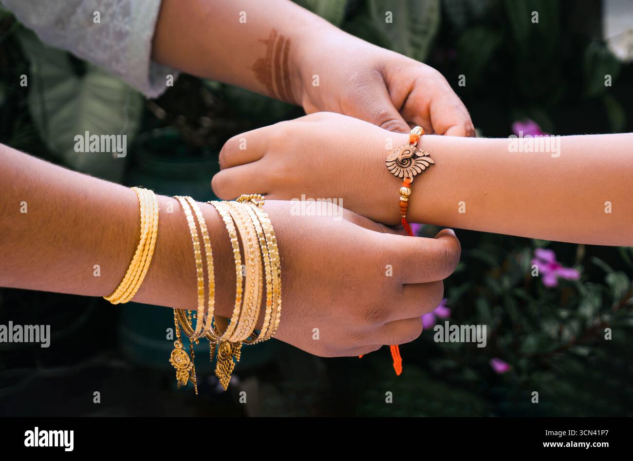 Joyeuse célébration de Raksha Bandhan avec frère et sœur échangeant rakhi, bonbons et cadeaux Banque D'Images Joyeuse célébration de Raksha Bandhan avec frère et sœur échangeant rakhi, bonbons et cadeaux Banque D'Images
