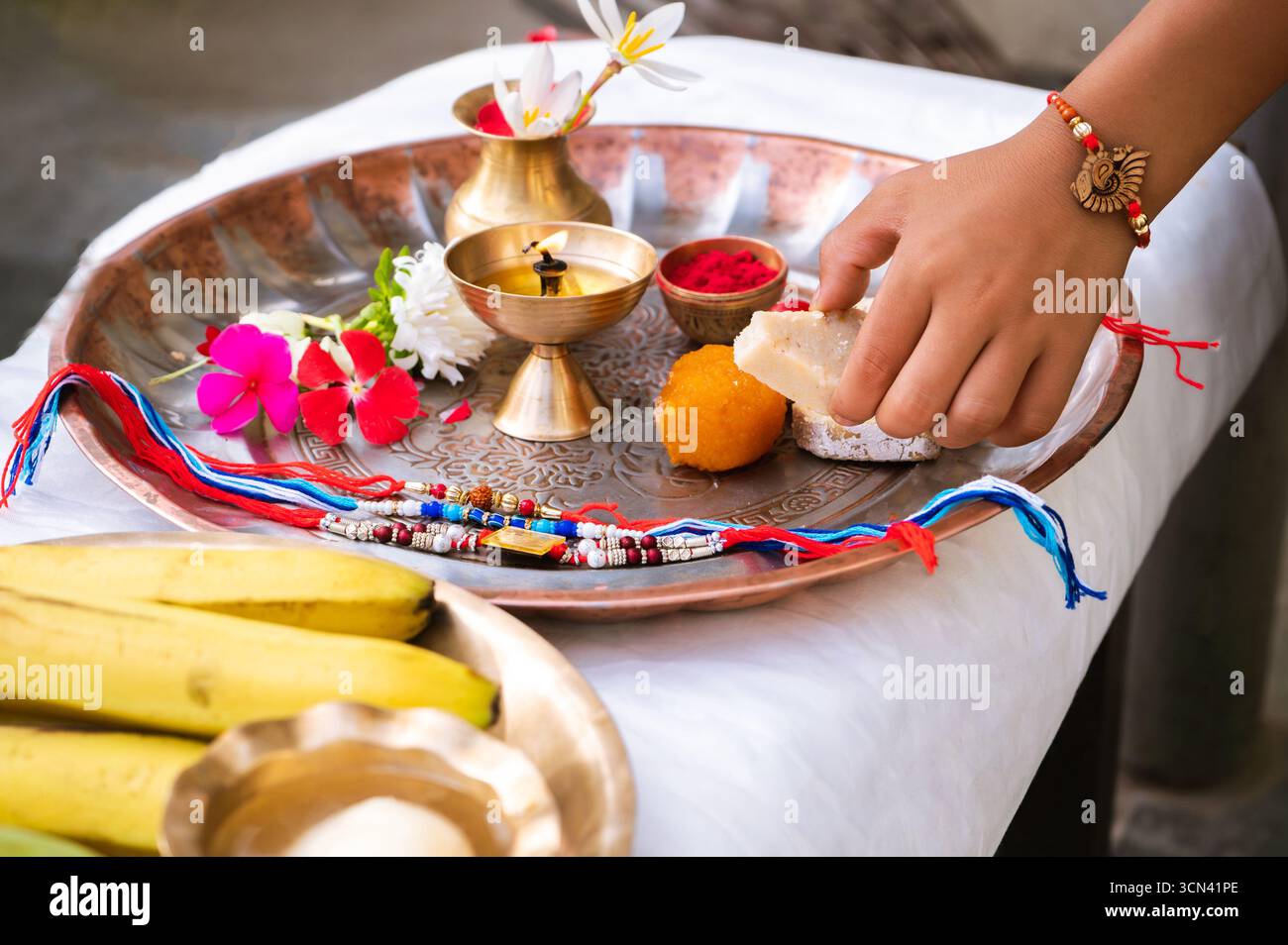 Joyeuse célébration de Raksha Bandhan avec frère et sœur échangeant rakhi, bonbons et cadeaux Banque D'Images Joyeuse célébration de Raksha Bandhan avec frère et sœur échangeant rakhi, bonbons et cadeaux Banque D'Images