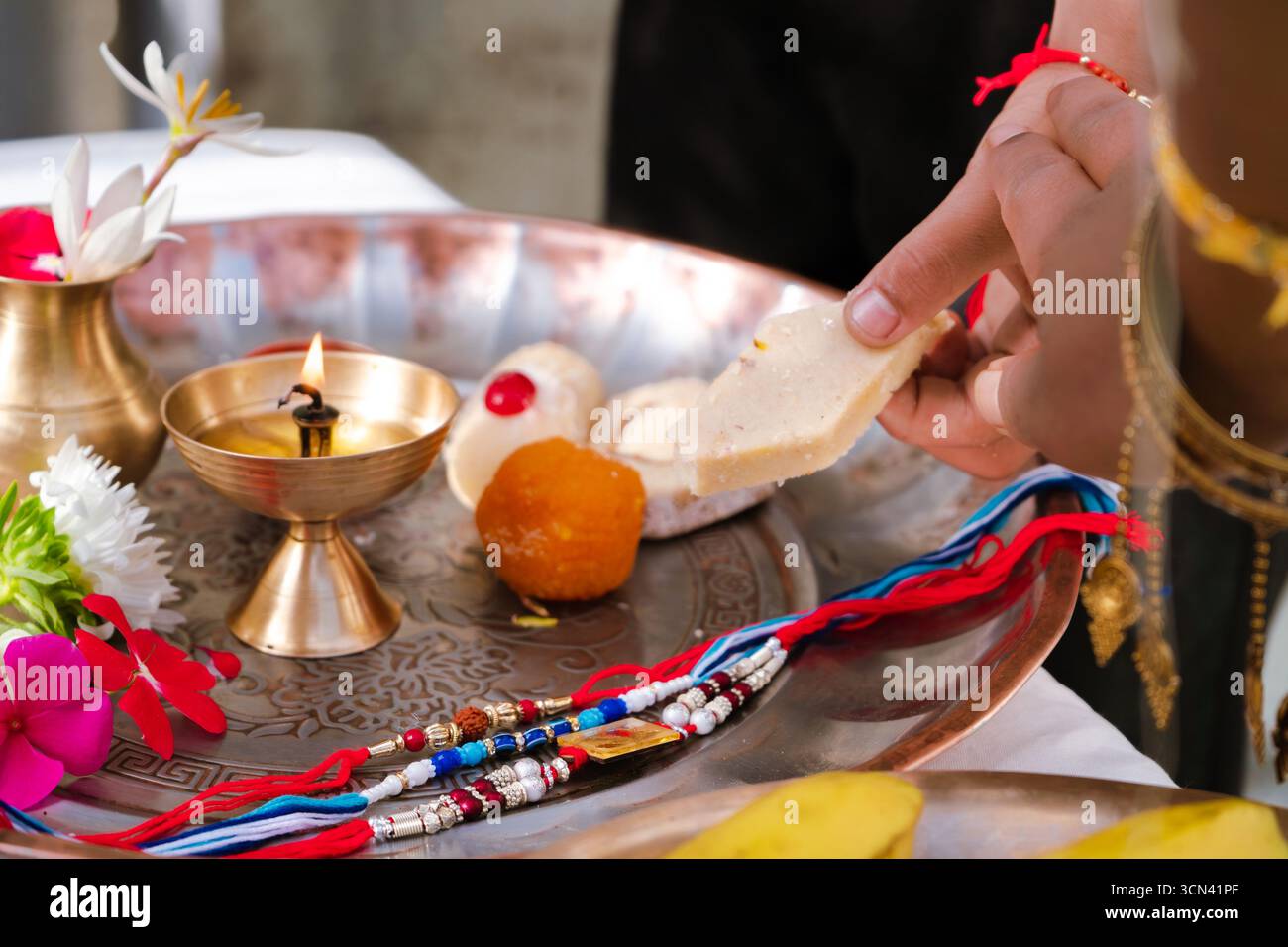 Joyeuse célébration de Raksha Bandhan avec frère et sœur échangeant rakhi, bonbons et cadeaux Banque D'Images Joyeuse célébration de Raksha Bandhan avec frère et sœur échangeant rakhi, bonbons et cadeaux Banque D'Images