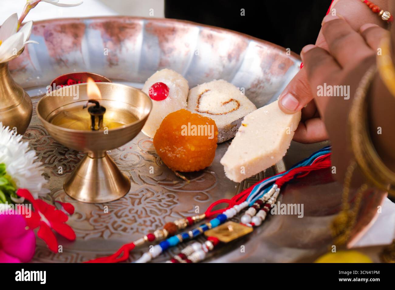 Joyeuse célébration de Raksha Bandhan avec frère et sœur échangeant rakhi, bonbons et cadeaux Banque D'Images Joyeuse célébration de Raksha Bandhan avec frère et sœur échangeant rakhi, bonbons et cadeaux Banque D'Images