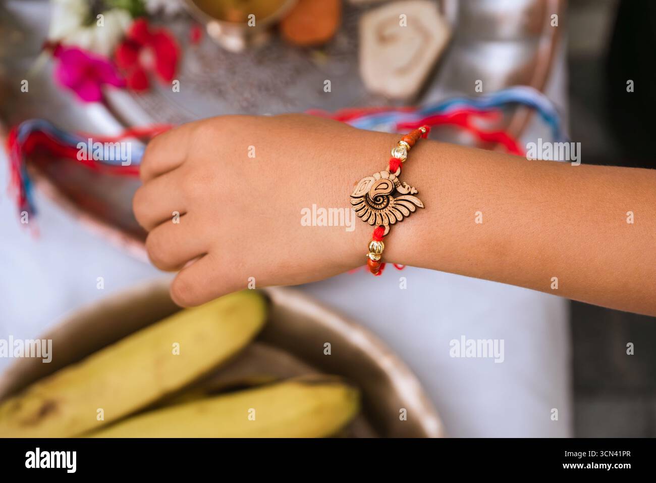 Joyeuse célébration de Raksha Bandhan avec frère et sœur échangeant rakhi, bonbons et cadeaux Banque D'Images Joyeuse célébration de Raksha Bandhan avec frère et sœur échangeant rakhi, bonbons et cadeaux Banque D'Images