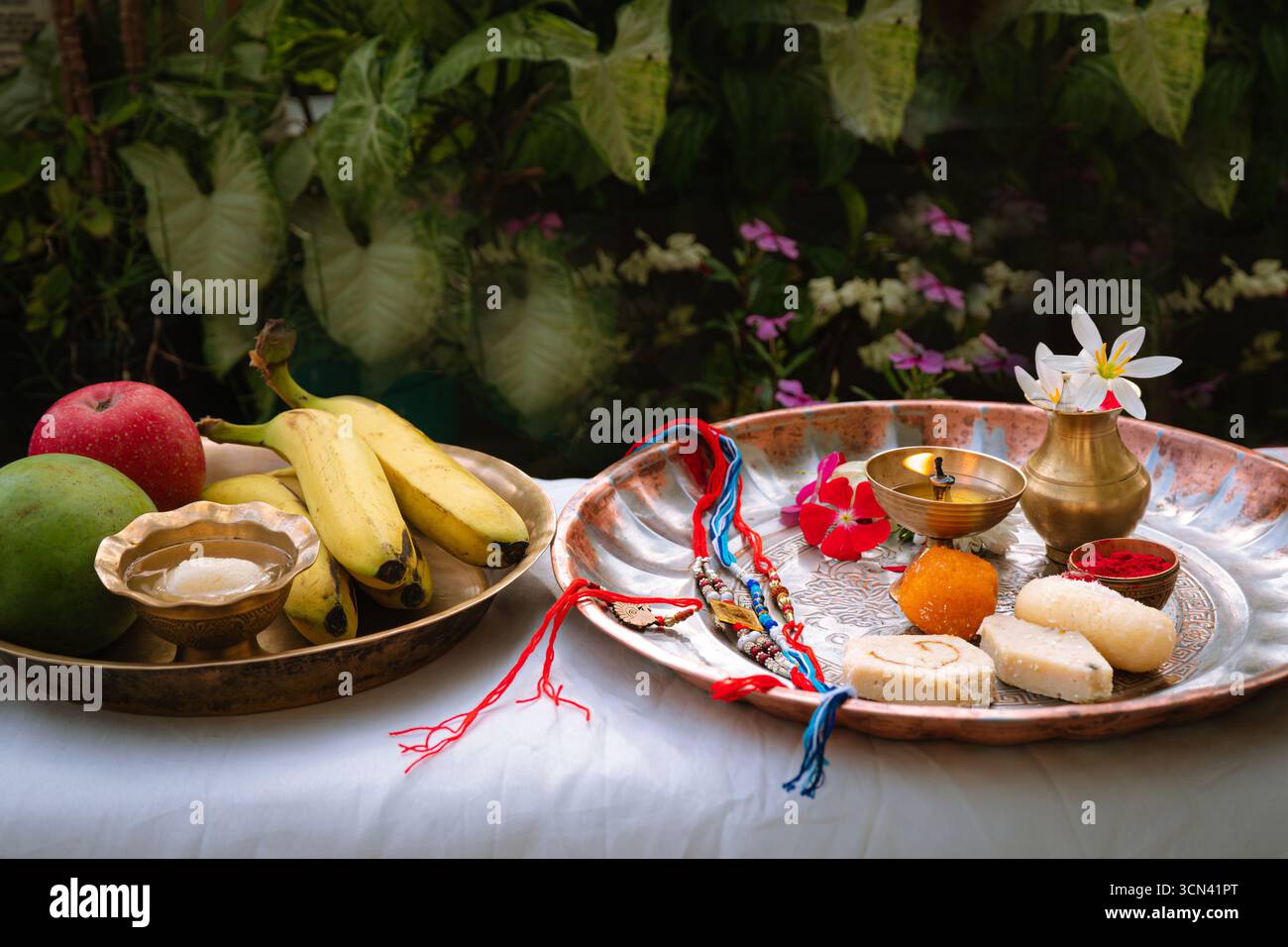 Joyeuse célébration de Raksha Bandhan avec frère et sœur échangeant rakhi, bonbons et cadeaux Banque D'Images Joyeuse célébration de Raksha Bandhan avec frère et sœur échangeant rakhi, bonbons et cadeaux Banque D'Images