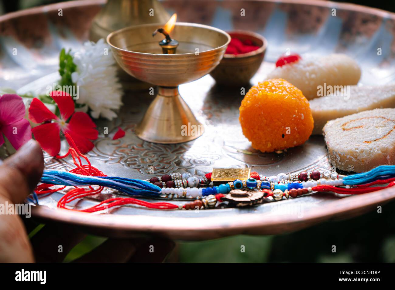 Joyeuse célébration de Raksha Bandhan avec frère et sœur échangeant rakhi, bonbons et cadeaux Banque D'Images Joyeuse célébration de Raksha Bandhan avec frère et sœur échangeant rakhi, bonbons et cadeaux Banque D'Images