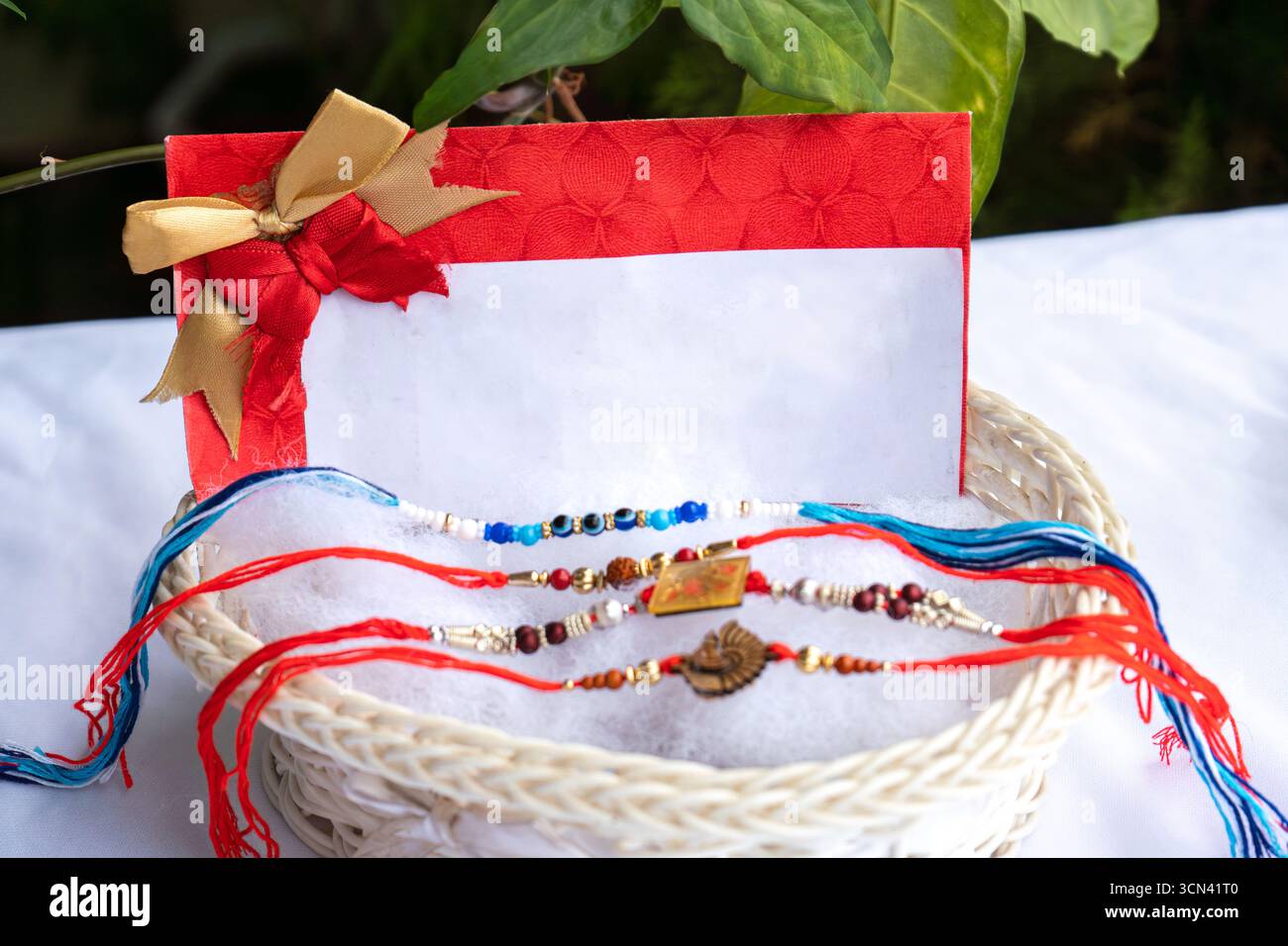Joyeuse célébration de Raksha Bandhan avec frère et sœur échangeant rakhi, bonbons et cadeaux Banque D'Images Joyeuse célébration de Raksha Bandhan avec frère et sœur échangeant rakhi, bonbons et cadeaux Banque D'Images