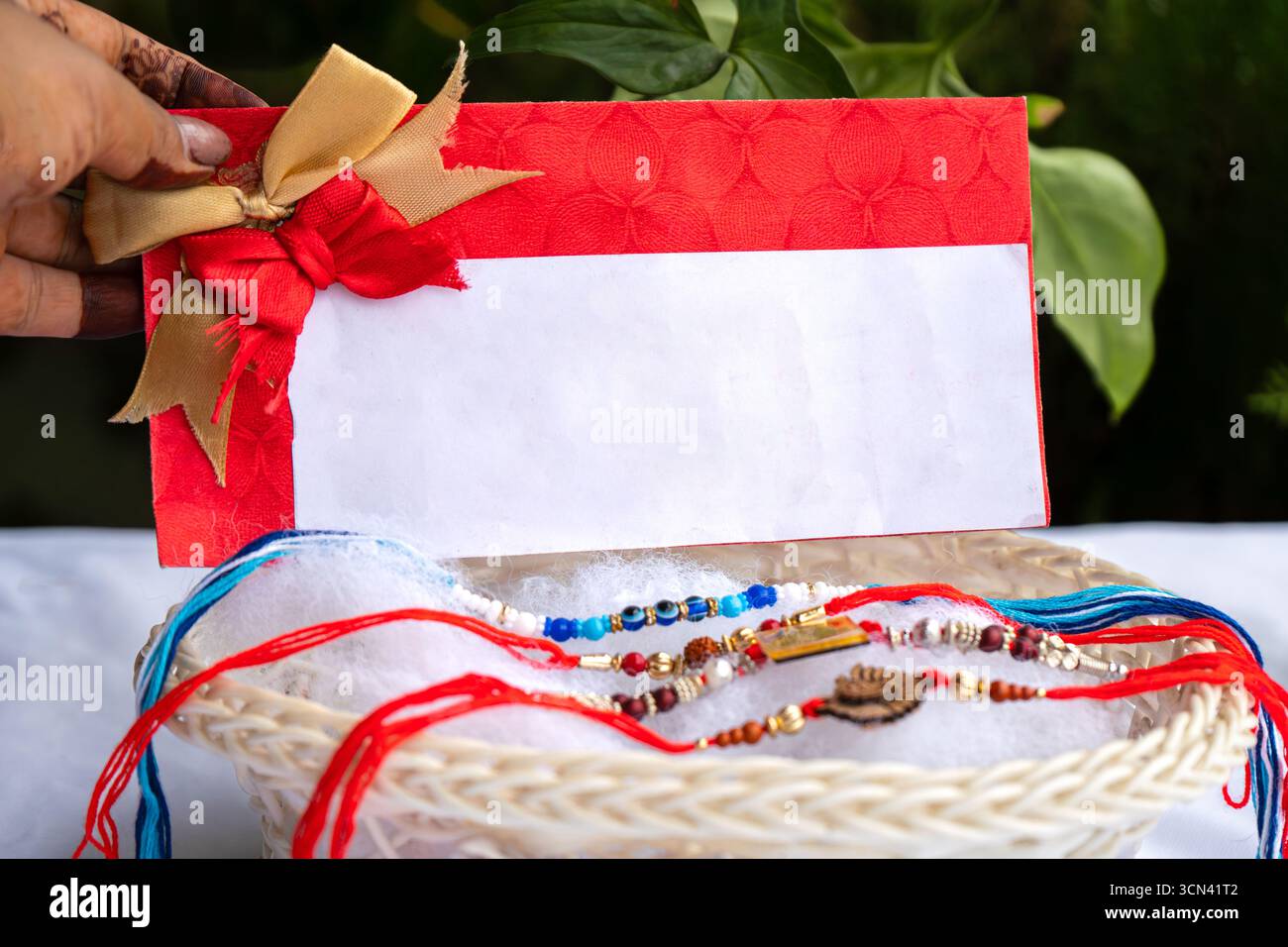 Joyeuse célébration de Raksha Bandhan avec frère et sœur échangeant rakhi, bonbons et cadeaux Banque D'Images Joyeuse célébration de Raksha Bandhan avec frère et sœur échangeant rakhi, bonbons et cadeaux Banque D'Images
