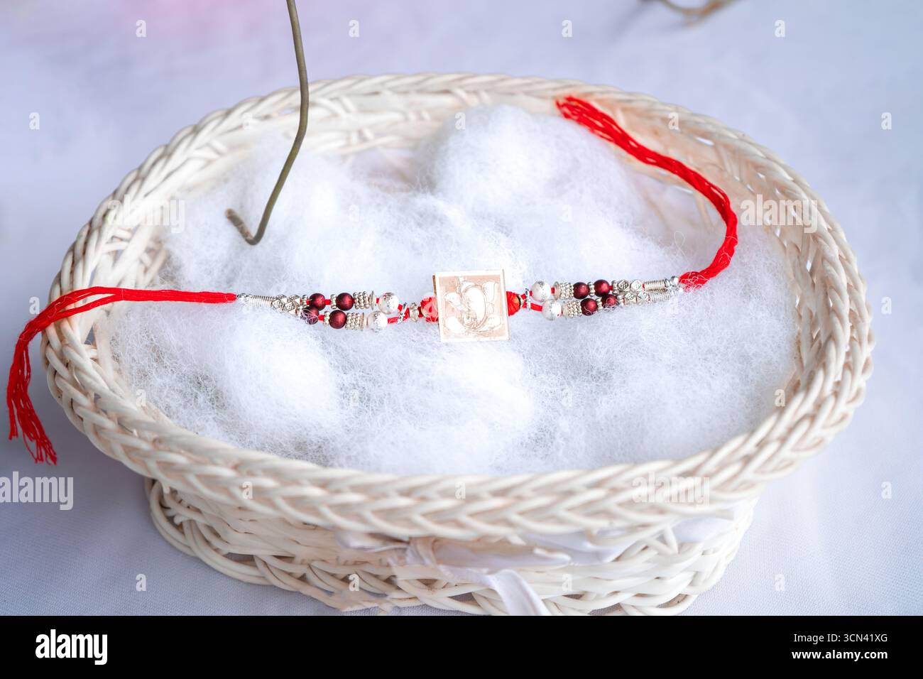 Joyeuse célébration de Raksha Bandhan avec frère et sœur échangeant rakhi, bonbons et cadeaux Banque D'Images Joyeuse célébration de Raksha Bandhan avec frère et sœur échangeant rakhi, bonbons et cadeaux Banque D'Images