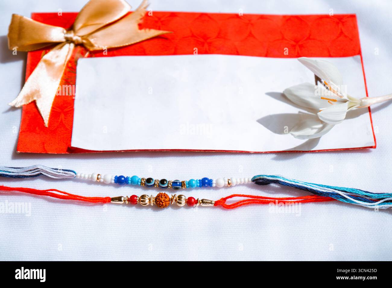 Joyeuse célébration de Raksha Bandhan avec frère et sœur échangeant rakhi, bonbons et cadeaux Banque D'Images Joyeuse célébration de Raksha Bandhan avec frère et sœur échangeant rakhi, bonbons et cadeaux Banque D'Images
