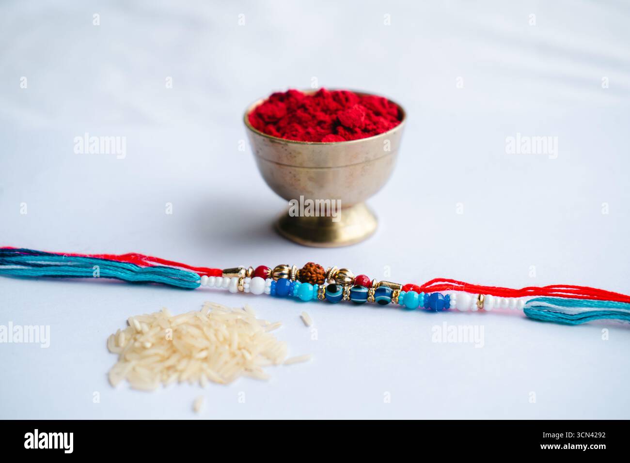 Joyeuse célébration de Raksha Bandhan avec frère et sœur échangeant rakhi, bonbons et cadeaux Banque D'Images Joyeuse célébration de Raksha Bandhan avec frère et sœur échangeant rakhi, bonbons et cadeaux Banque D'Images
