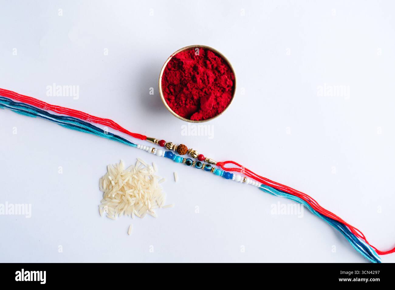 Joyeuse célébration de Raksha Bandhan avec frère et sœur échangeant rakhi, bonbons et cadeaux Banque D'Images Joyeuse célébration de Raksha Bandhan avec frère et sœur échangeant rakhi, bonbons et cadeaux Banque D'Images