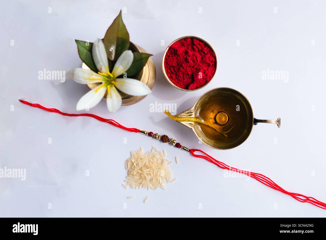 Joyeuse célébration de Raksha Bandhan avec frère et sœur échangeant rakhi, bonbons et cadeaux Banque D'Images Joyeuse célébration de Raksha Bandhan avec frère et sœur échangeant rakhi, bonbons et cadeaux Banque D'Images