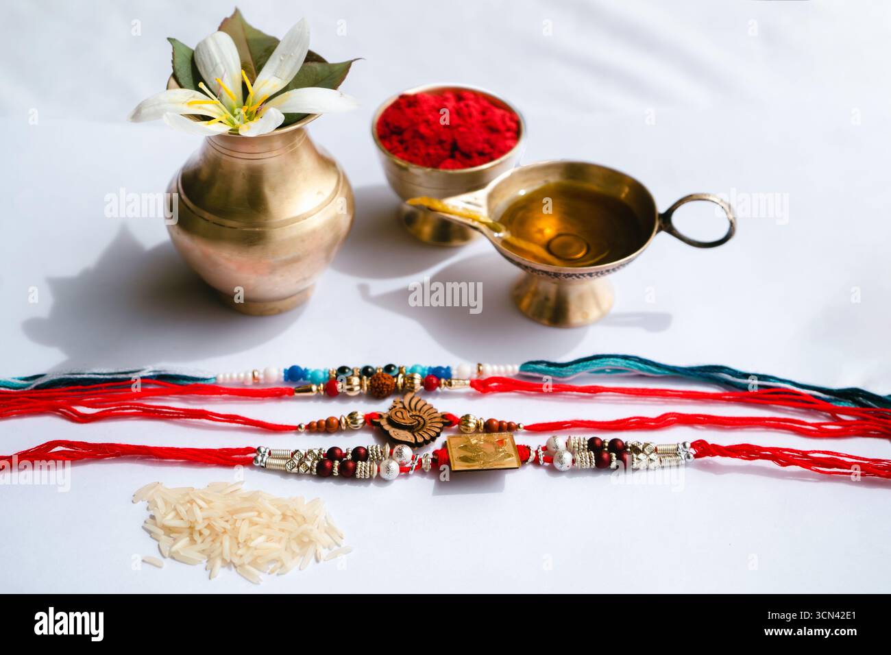 Joyeuse célébration de Raksha Bandhan avec frère et sœur échangeant rakhi, bonbons et cadeaux Banque D'Images Joyeuse célébration de Raksha Bandhan avec frère et sœur échangeant rakhi, bonbons et cadeaux Banque D'Images