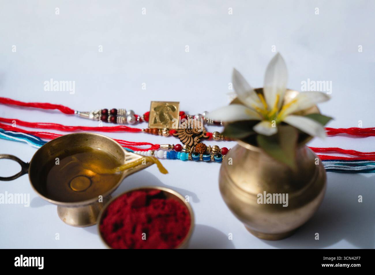 Joyeuse célébration de Raksha Bandhan avec frère et sœur échangeant rakhi, bonbons et cadeaux Banque D'Images Joyeuse célébration de Raksha Bandhan avec frère et sœur échangeant rakhi, bonbons et cadeaux Banque D'Images