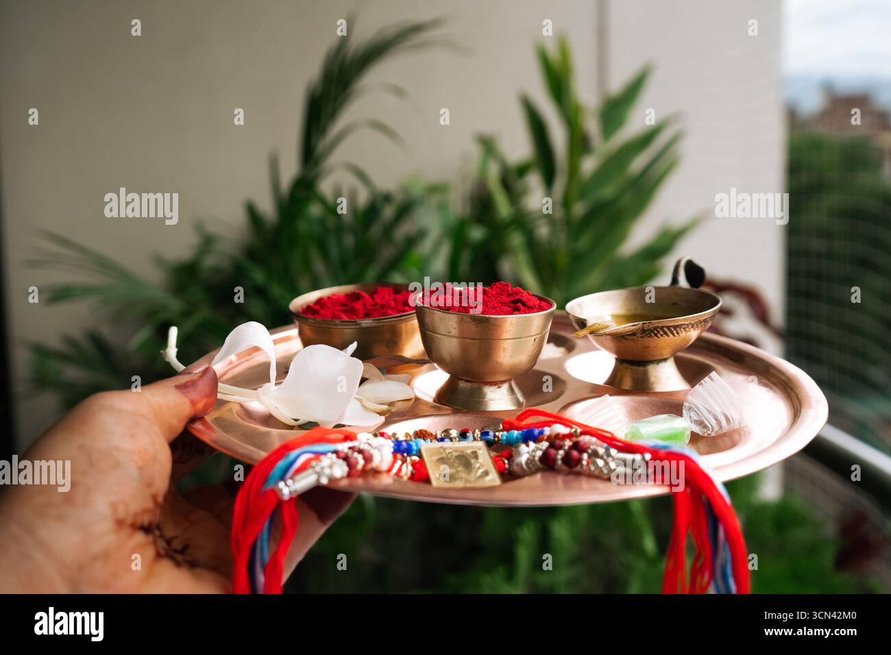 Joyeuse célébration de Raksha Bandhan avec frère et sœur échangeant rakhi, bonbons et cadeaux Banque D'Images Joyeuse célébration de Raksha Bandhan avec frère et sœur échangeant rakhi, bonbons et cadeaux Banque D'Images