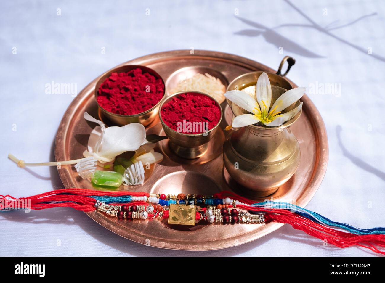 Joyeuse célébration de Raksha Bandhan avec frère et sœur échangeant rakhi, bonbons et cadeaux Banque D'Images Joyeuse célébration de Raksha Bandhan avec frère et sœur échangeant rakhi, bonbons et cadeaux Banque D'Images