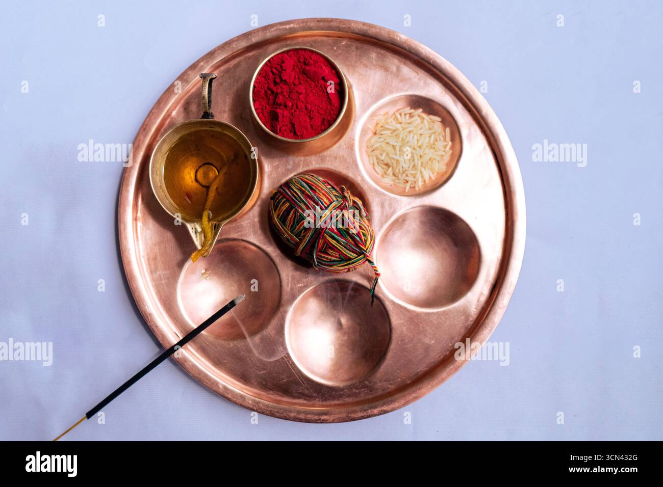 Janai Purnima festival hindou au Népal avec fil sacré, doro et articles traditionnels de puja Banque D'Images