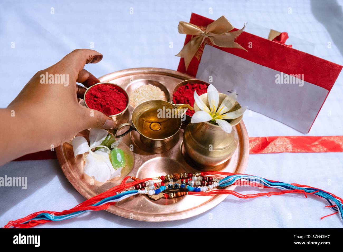 Joyeuse célébration de Raksha Bandhan avec frère et sœur échangeant rakhi, bonbons et cadeaux Banque D'Images Joyeuse célébration de Raksha Bandhan avec frère et sœur échangeant rakhi, bonbons et cadeaux Banque D'Images