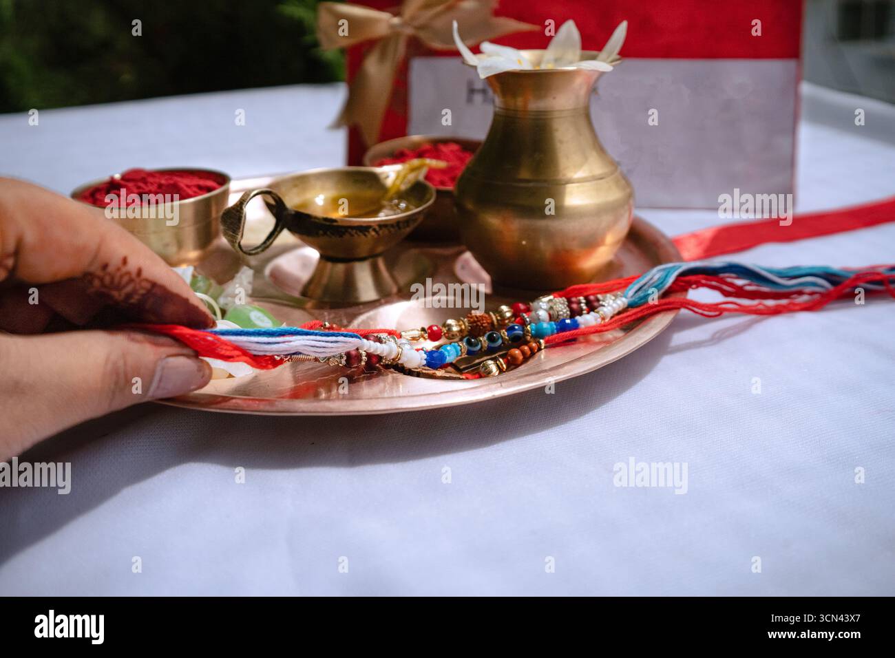 Joyeuse célébration de Raksha Bandhan avec frère et sœur échangeant rakhi, bonbons et cadeaux Banque D'Images Joyeuse célébration de Raksha Bandhan avec frère et sœur échangeant rakhi, bonbons et cadeaux Banque D'Images