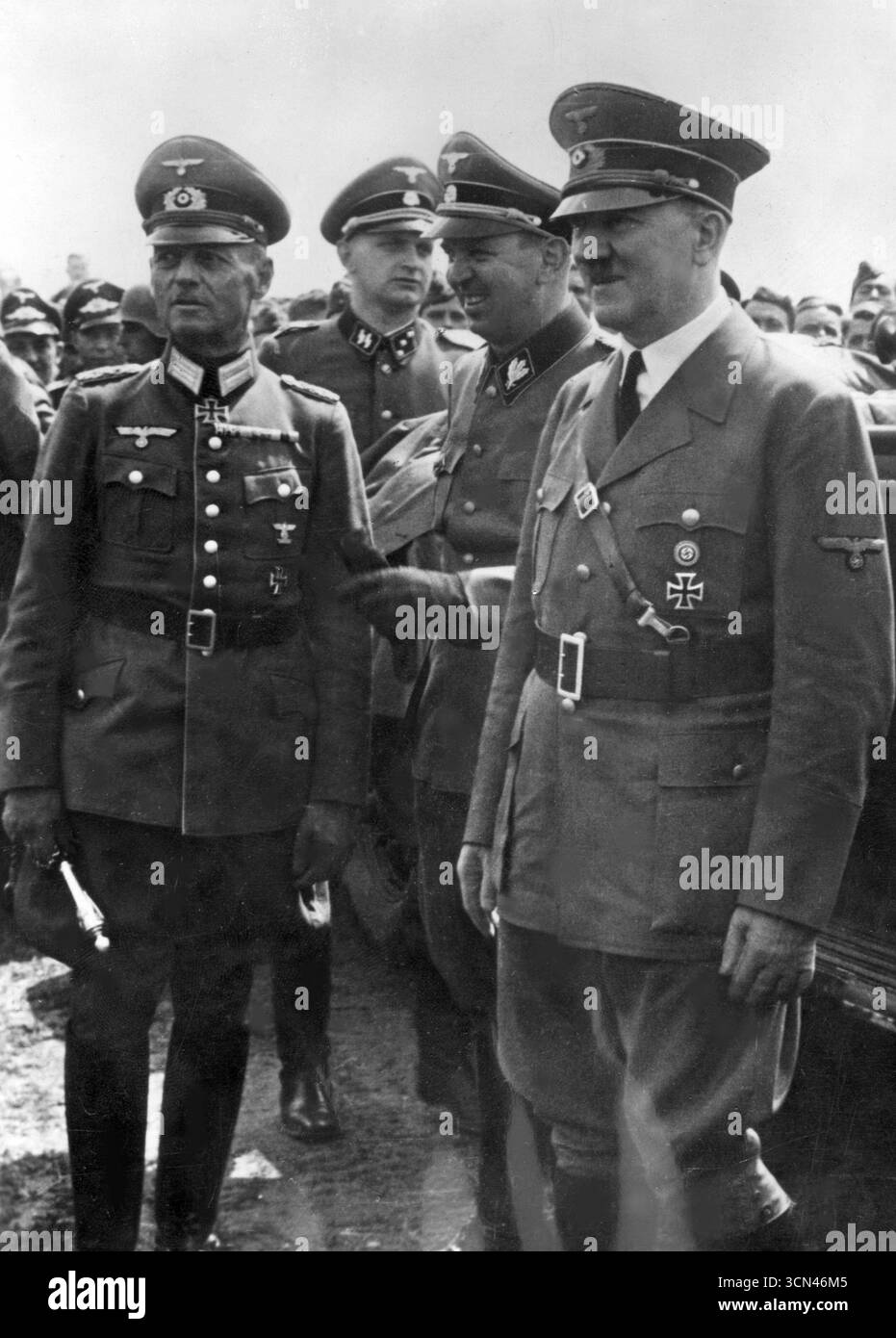 Adolf Hitler (1er à partir de la droite) entouré d'officiers, dont le maréchal Gerd von Rundstedt (1er à partir de la gauche) et le SS-Gruppenfuhrer Julius Schaub (2e à partir de la droite) lors d'une inspection d'une unité sur le front de l'est, 1938 Banque D'Images