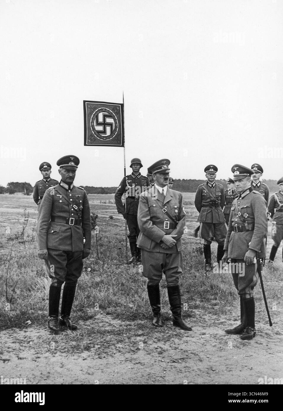 Observateurs. On peut voir, entre autres, le chancelier du Reich Adolf Hitler, le colonel-général Walther von Brauchitsch (à droite) et le général d'infanterie Johannes Blaskowitz (à gauche). En arrière-plan se trouve un porte-étendard tenant la bannière personnelle de Hitler. 1938 Banque D'Images