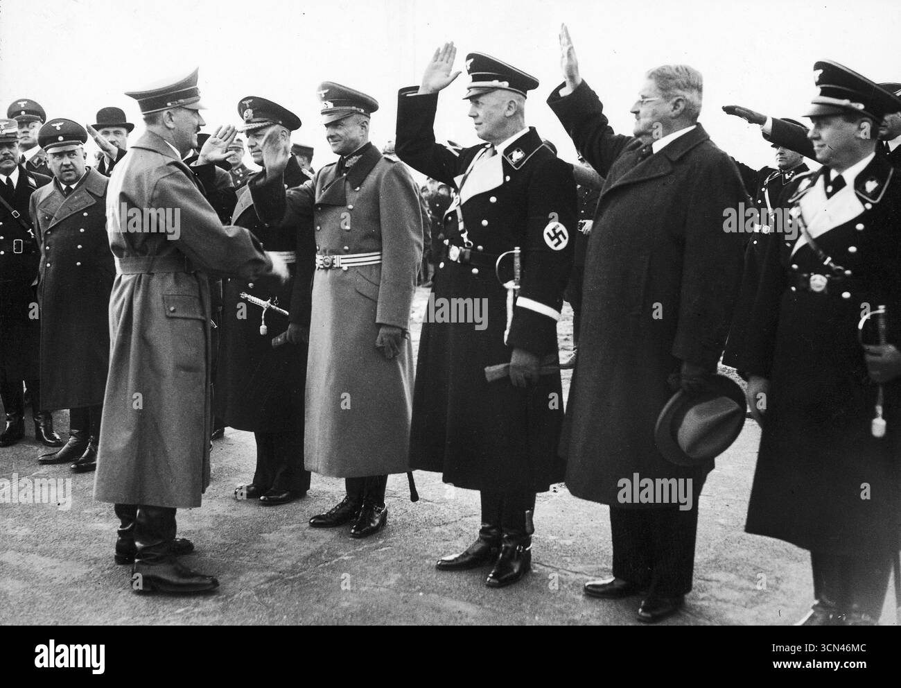Hitler salue – accueil du chancelier du Reich Adolf Hitler à Berlin, Tempelhof 1938 Banque D'Images