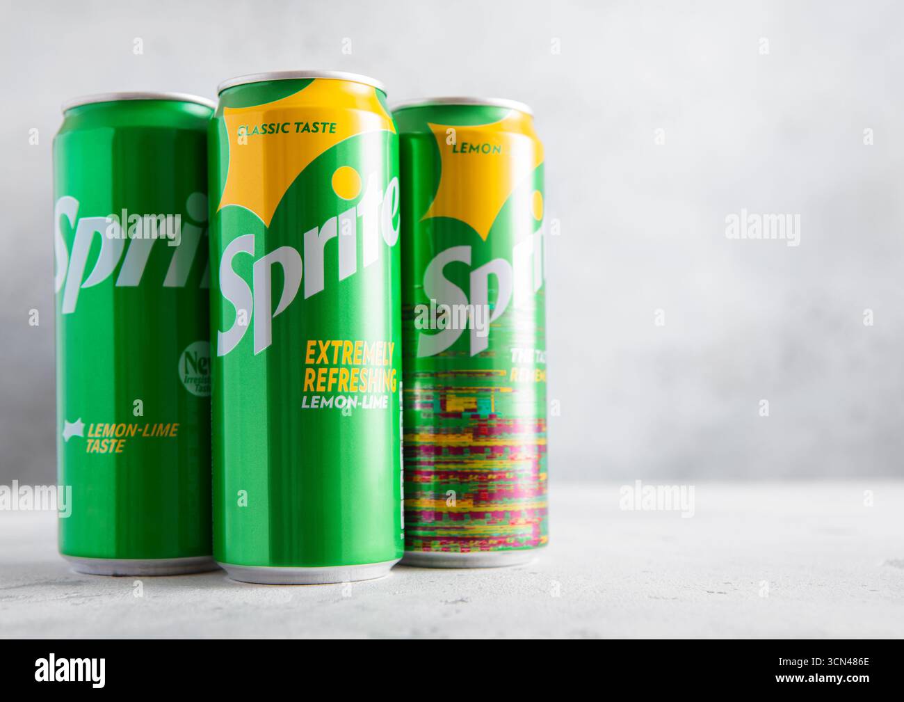 LONDRES, Royaume-Uni - 10 JUIN 2025 : canettes en aluminium de Sprite original citron et soda citron vert sur table lumineuse. Banque D'Images