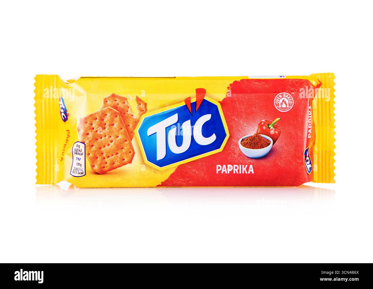 LONDRES, Royaume-Uni - 25 MAI 2025 : paquet de biscuits Tuc avec goût paprika sur blanc. Banque D'Images