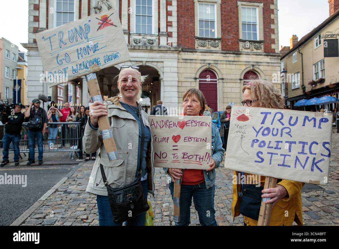 Windsor, Royaume-Uni. 16 septembre 2025. Les manifestants tiennent des pancartes faites à la main lors d’une manifestation Trump Not Welcome organisée par la Coalition Stop Trump en opposition à la deuxième visite d’État au Royaume-Uni du président américain Donald Trump. Le président Trump et la première dame Melania Trump séjourneront au château de Windsor en tant qu’invités du roi Charles III et de la reine Camilla à partir du 17 septembre. Crédit : Mark Kerrison/Alamy Live News Banque D'Images