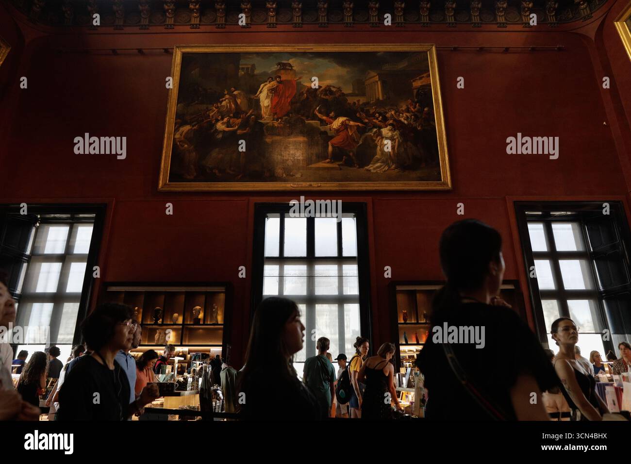 Paris, France - 9 juin 2023 : les touristes visitent le musée du Louvre. Banque D'Images