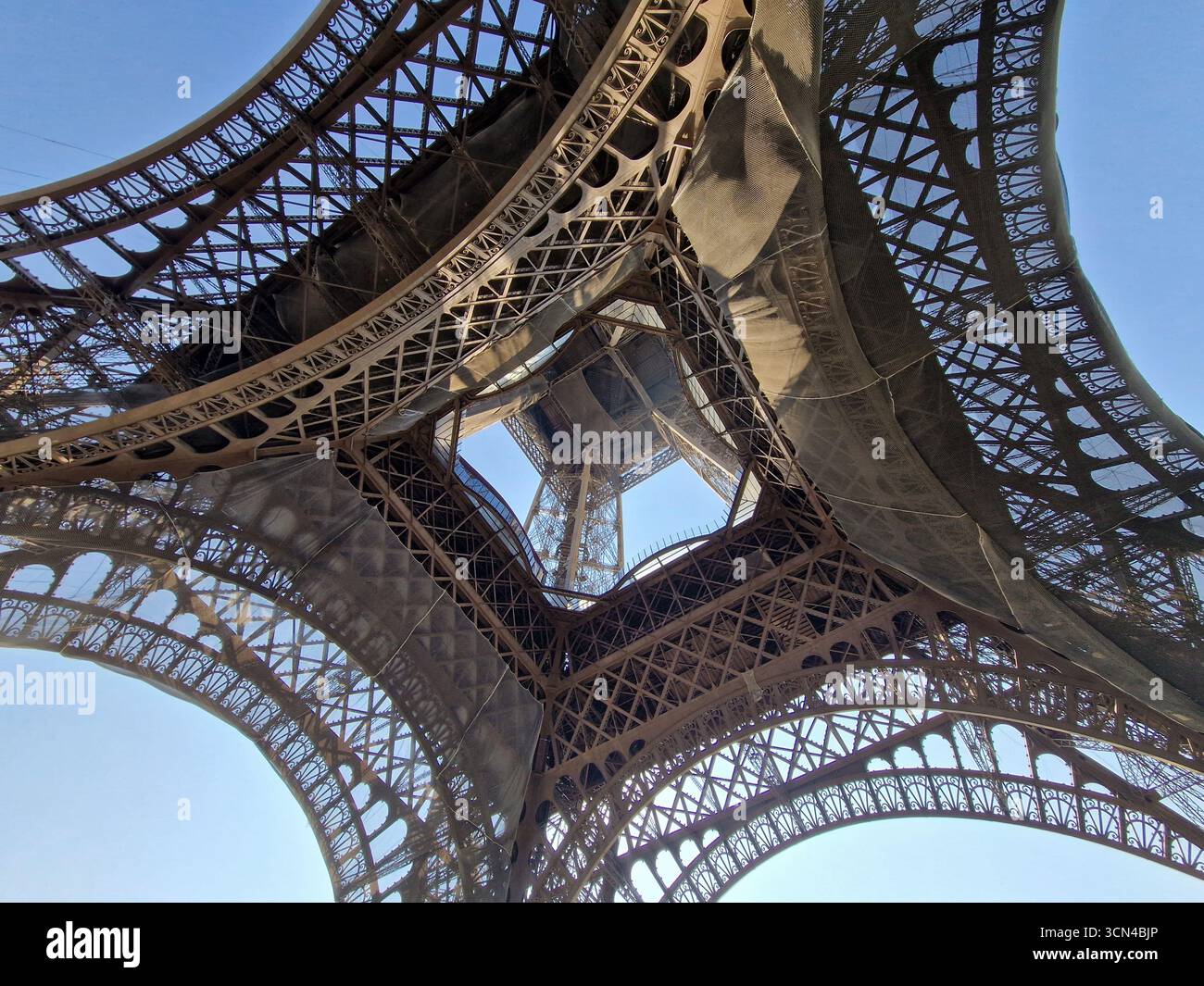 Paris, France - 8 juin 2023 : Détails avec la Tour Eiffel par une journée ensoleillée. Banque D'Images