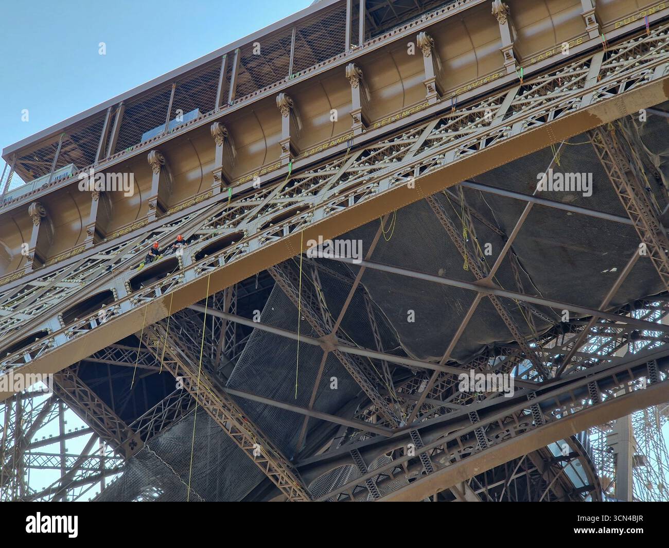 Paris, France - 8 juin 2023 : Détails avec la Tour Eiffel par une journée ensoleillée. Banque D'Images